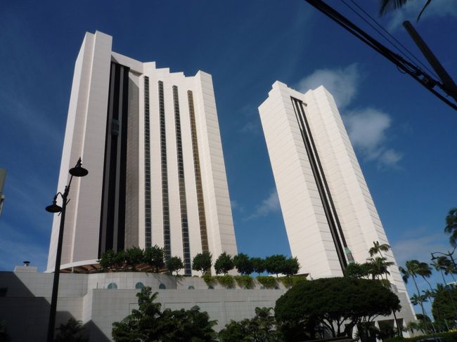 チェックアウトしたら、歩いてまたアラモアナＳＣへ（笑）<br />フライトは１７時台だから、半日時間アリ。<br /><br />途中にあるプリンス。<br />今までワイキキから離れてるからって理由で敬遠してたけど、アリかも。