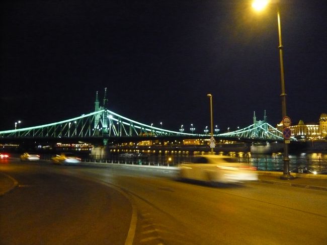 そして、その先は私お気に入りの自由橋です。<br />ちょっと、色とか、派手に見えるな…。