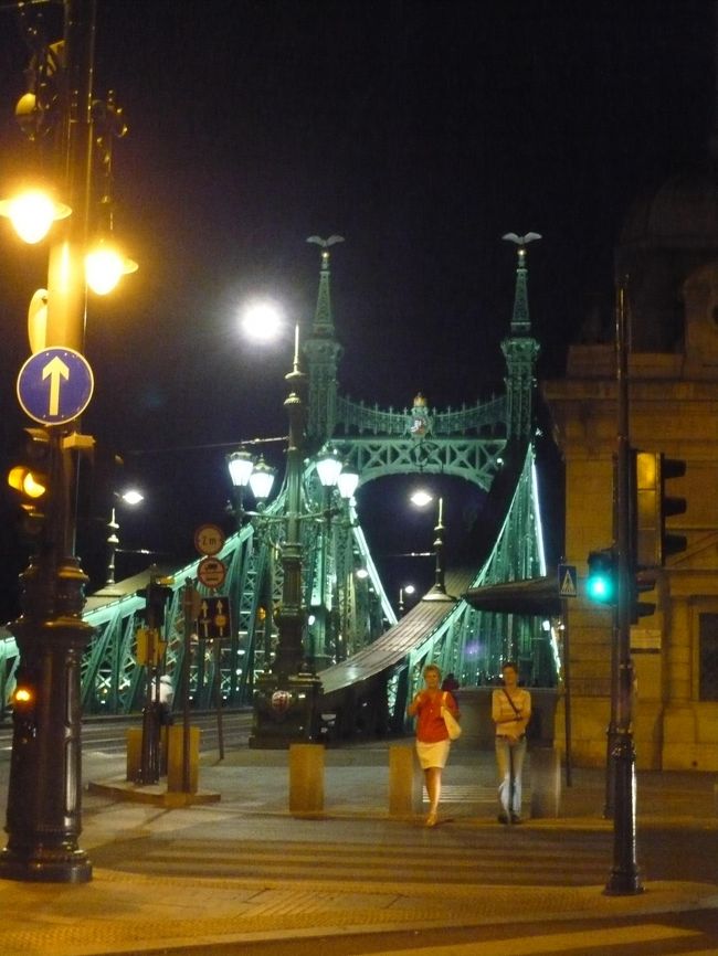 結局ここまで歩いてきちゃった〜。<br />もう少し早い時間だったら、ニューヨークカフェでお茶してから帰ろうかと思ってたんだけど、もういい時間だしな〜。<br />明日出発だから荷物整理もしないといけないし、<br />仕方ないから、ここで終わりにするか〜。<br />