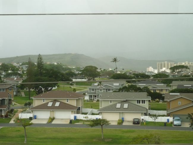 行きに使ったロバーツシャトルがホテルまでお迎えに来てくれて、無事に乗車。<br /><br />空港への道のり。<br />ソーラーパネル乗っけてるお家が多いね。