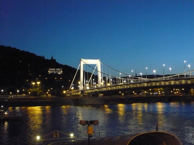 通り過ぎて振り返ってもやっぱ綺麗。<br />横浜のﾍﾞｲﾌﾞﾘッジとかって、どうしてこのレベルにならないんだろうな〜。