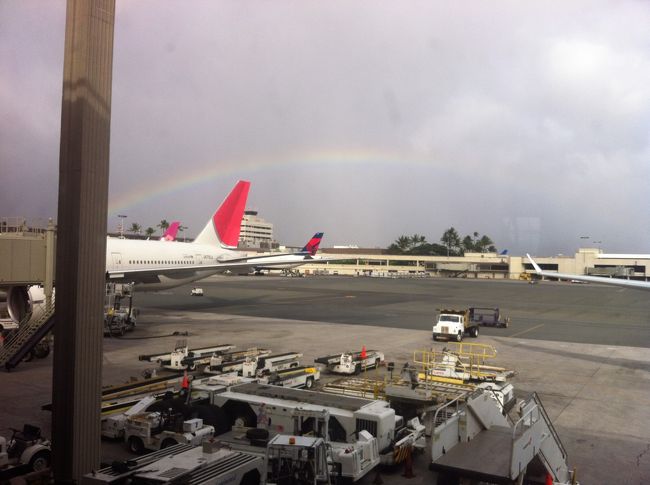 無事に空港に着いてチェックイン。<br />ＨＡは、結構厳しく荷物の重量チェックしてたよ。<br />私は、持ってったスーツケース＆ＲＩＭＯＷＡの２個預け。<br />２個とも均等に入れたからセーフだったけど、前に並んでた人なんて１個だったけど２３ｋｇ以上で超過料金請求されてたもん。<br />燃油サーチャージと言い世知辛い世の中になったもんだ！<br /><br /><br />後ろの雲は真っ黒だけど・・<br />最後にして、やっと虹が見えたよ！！<br />きっと、またおいで！って言ってくれてるのかな（笑）