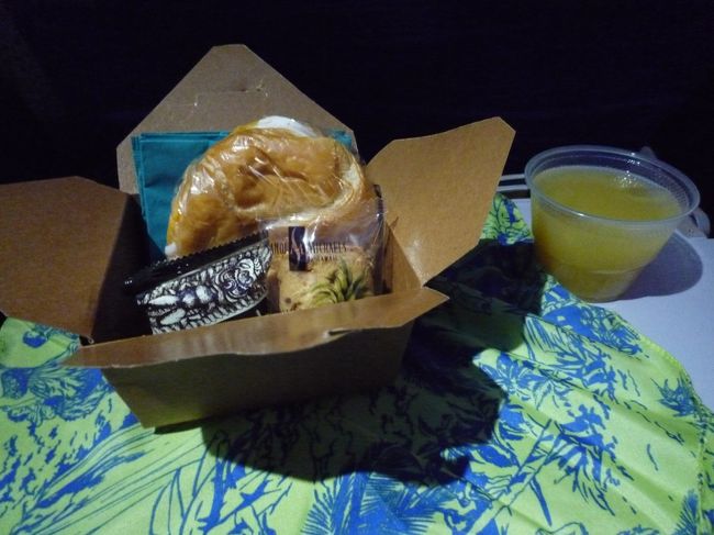 最後の軽食。<br />包んでるクロスはお持ち帰りＯＫなんだって。<br /><br />