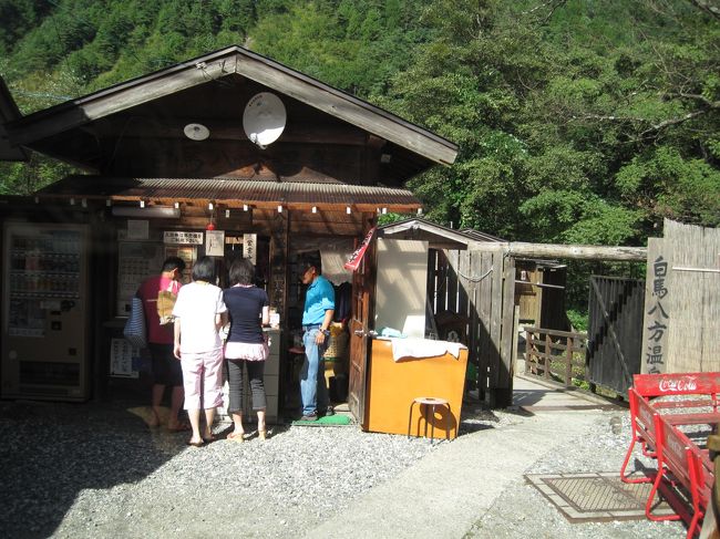 次は楽しみだった日本屈指の強アルカリ温泉の八方温泉！！<br /><br />源泉にもっとも近いのがこの「おびなたの湯」です。<br /><br />日本でトップを争う強アルカリ泉は、<br />1位：ＰＨ11.3の都幾川温泉（埼玉県）、飯山温泉（神奈川）<br />2位：ＰＨ11.2の白馬