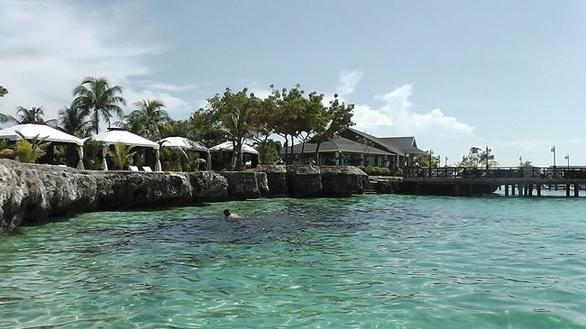 ビーチへ。砂浜はほとんどなく、海女さんが潜る海のような印象でした（笑）