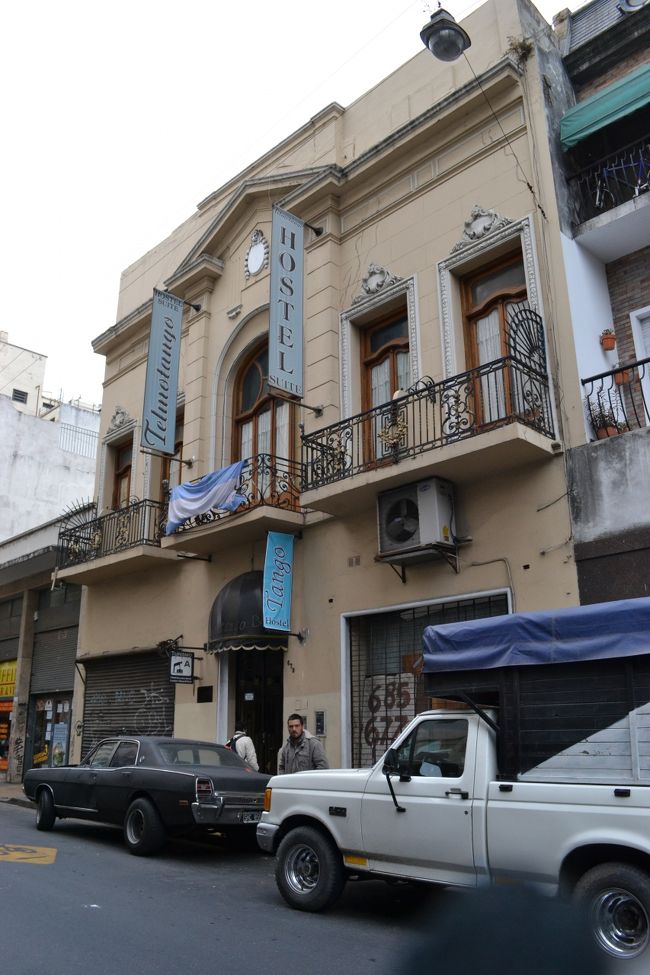 7月20〜21日<br /><br />AA60 NRT18:20-DFW16:15<br />AA997 DFW19:15(20:00)-EZE7：50+1（9:30）<br /><br />日本からは定刻通り出発したがダラスで1時間ほど遅れ。<br />ブエノスアイレスに予定よりかなり遅れて着いた。Manuel Tienda Leonという空港バスに乗ってセントロへ。そこから待ちかまえていたミニバスで予約していた宿まで乗せてもらった。意外と便利。この仕組みはトルコみたい。しめて75ペソ。<br /><br />宿、到着。<br />Telmo Tango<br />http://www.hosteltango.com<br />