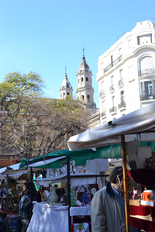 向こうにも、サン・ペドロ・テルモ教会が見えます。