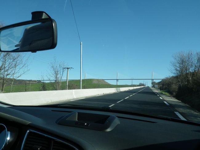 ボルドーから300キロ。<br />このために来たよ！ミヨー橋が突然眼前に。