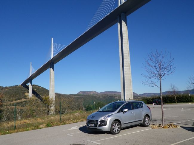 足下から見ると迫力満点。<br />小さな売店と資料館(無料）があります。<br />建設当時は大変にぎわったみたいですが今はガラガラ。<br />お姉さんも暇そうでした。<br />