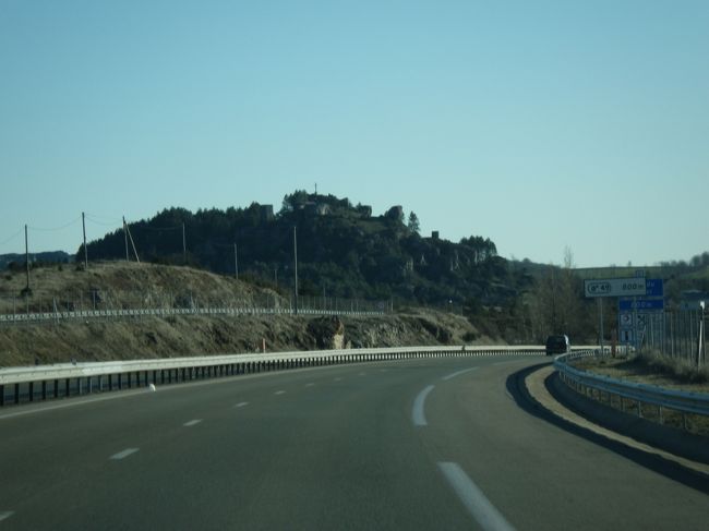 途中高速道路から中世の砦跡や