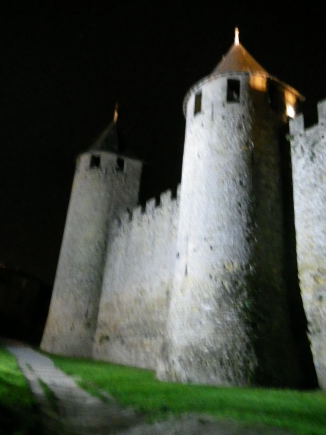 そろそろいいかな・・・と城門をくぐろうとしますが、車の入れる門はどこ！？<br />どの門も車止めがドカーン。<br />城壁周りをちょっと迷うハメに。<br />結局川と反対側の城壁外側の駐車場横から入れました。やれやれ。