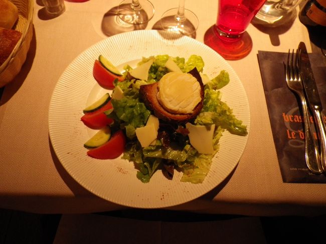 なんとかホテルにチェックイン。<br />車は城壁外の無料駐車場かホテル本館から歩いて3分のオートロック門扉つき駐車場（10ユーロ）から選べます。なにはともあれ晩ご飯♪<br />Le Don Jon のHPで直接予約したら2食付きがとてもお値打ち。<br />メニューから前菜・メイン・デザートが選べます。<br />地元の赤ワインも1本付いてきます。<br />これは山羊チーズのサラダ。