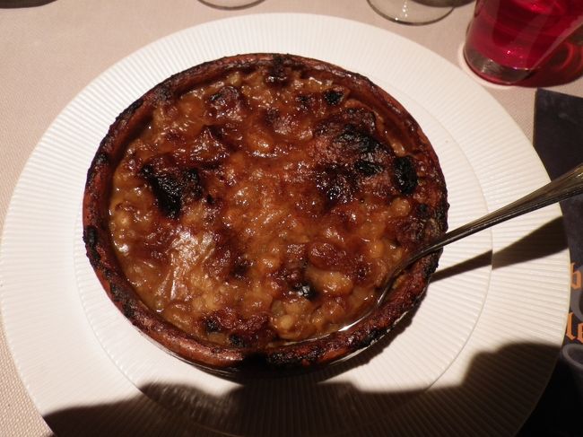 これも食べてみたかった！地方料理カスレ。<br />白インゲンとソーセージなどの煮込み。<br />でも煮込み料理大好きな私でもちょっとヘビーでした。<br />パパリンにいたっては見るなりパス！って・・・<br />見た目はイマイチだけど美味しいよ、半分の量でいいけど。