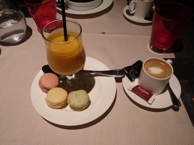 デザートはマンゴーのスムージーとマカロン。<br />ごちそうさまでした。