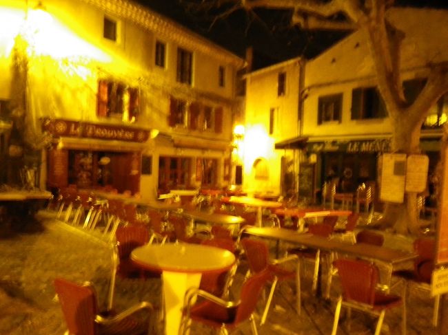 昼間は賑わう広場のカフェもこんな感じ。<br />しかしこの照明、石造りの建物とイスの赤がほんと絵画的。<br />