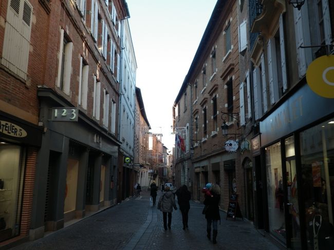 アルビは結構大きな町で駐車場もあちこちに。<br />適当な公共地下駐車場へ停めました。<br />迷路のような旧市街、お店もたくさんある中を進んでいきます。