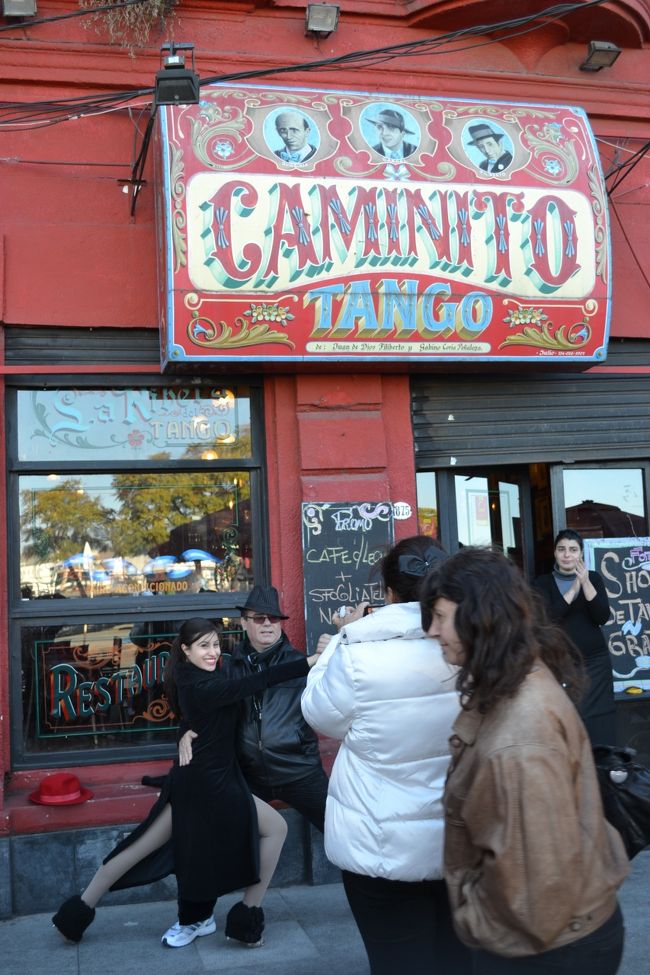 ボカ地区のカミニートへ。タクシーで13ペソほど。<br />ここへ来ると、観光客がたくさんいました。<br />タンゴ発祥の地らしく、こうして男女のタンゴダンサーが、男性客には女性ダンサー、女性客には男性ダンサーがポーズをとって写真を撮ってくれます。でも、私には勇気が出ませんでした…。<br />