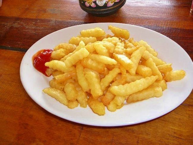 旦那はポテトをつまみにビールです。