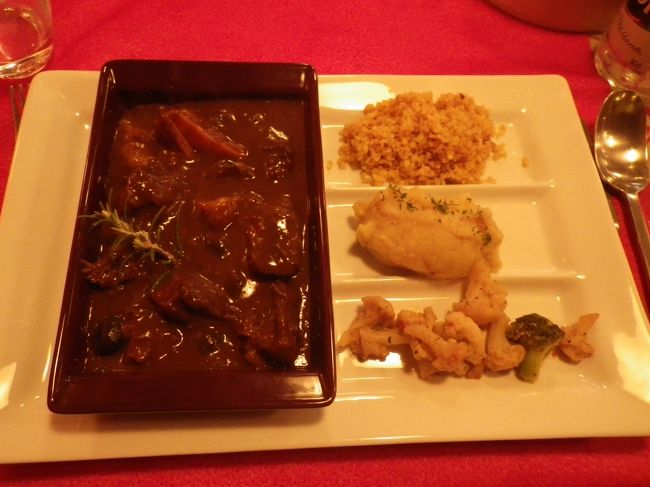 牛の赤ワイン煮込み。盛りつけがオシャレ。<br />ローズマリーのきいたちょっと変わった味。