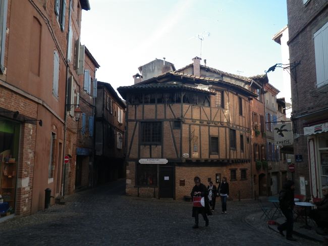 とにかく古い町並みがそのまま活かされている活気ある町でした。