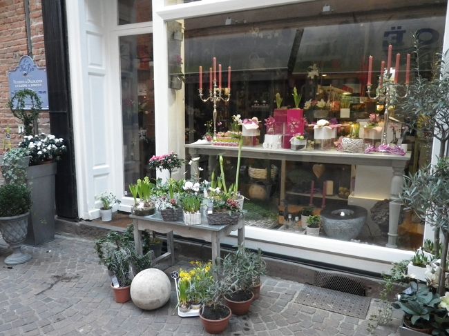 オシャレなディスプレイの花屋さん。