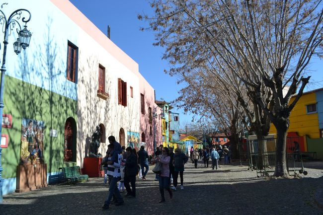 カミニートというのは小径という意味で、ほんの小さな通りにカラフルな建物があるだけなんだけど、おしゃれなカフェ、レストラン、土産物屋がならんでいて、歩いていてとっても楽しい所でした。