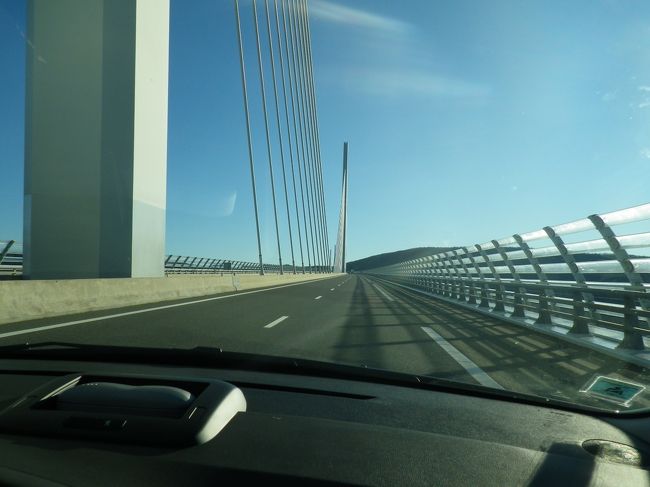 ミヨー橋通過中。<br />高速道路の一部です。<br />フランスの高速は地方によって有料だったり、無料だったり。<br />有料でも日本の３分の１くらいです。