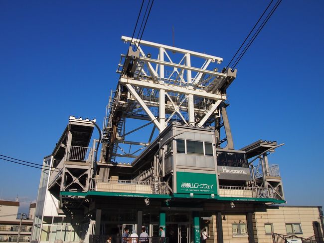 夜景の煌めく変化を楽しむため、18時前に函館山ロープウェイに乗り込みます。