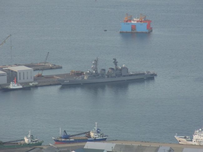 港には護衛艦のはまぎりが停泊中。