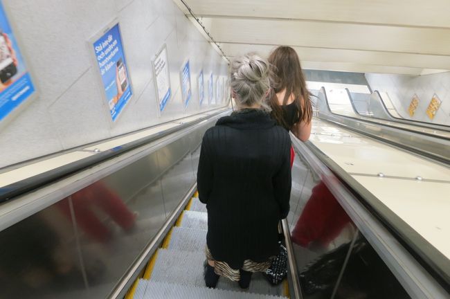 再び地下鉄で移動。<br /><br />手前のプラチナヘアの女性、無造作にまとめた髪とくたっとしたカーディガン、アニマル柄のスカートがめっちゃおしゃれでした。<br />年配なのかそうでもないのか不明。<br />ヨーロッパって男女問わず、年配の方も素敵です。