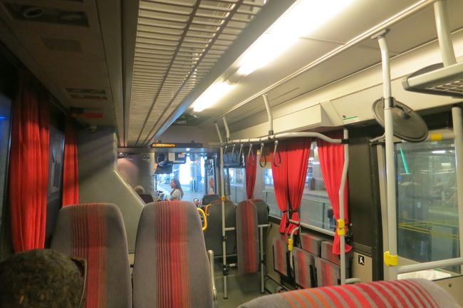 474番のバス<br /><br />車内は窓も開いてないし、冷房もあんまり効いてなくて、北欧でまさかの脱水症状になるかと思いました（−−）<br /><br />これから、バスで20分ちょっと、グスタフスベリに食器を買いに行くのです。<br />ブログで詳しく行き方を説明してくださっている方のおかげで無事乗車。
