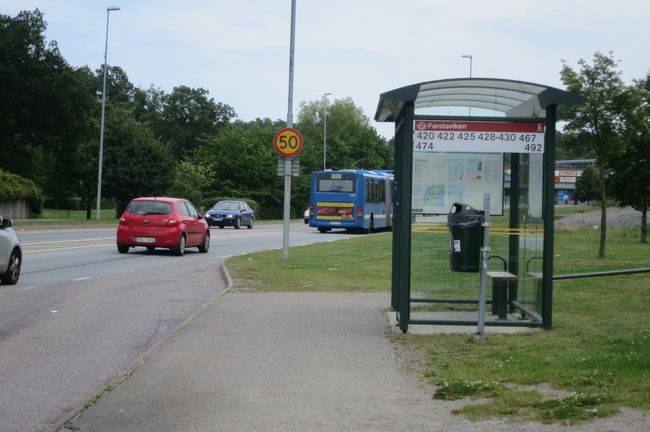 Farstavikenのバス停<br /><br />始発のスルッセンを出ると、Viking Lineの船着き場などを車窓に眺めた後は、高速道路に入ります。<br />これが、実は想定外で、一体どこに行くんだろうか・・・と激しく心配になりました。Oh、一人旅。<br /><br />隣の席に座った方にグスタフスベリに行けるのか聞いてみたら、その方も、大丈夫よと言いつつもこのバスは初めて乗ったとか言ってて、バスが高速を降りて、町っぽいバス停に到着し始めるまではちょっぴりどきどき。