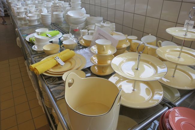 食器がざっくざく。<br /><br />しかし、グスタフスベリのこと、実はよく知らなかった・・・<br />イカリのマークがついてるシンプルな食器が多いのね。<br />葉っぱ模様のとかしか見たことなかった（＾＾；）