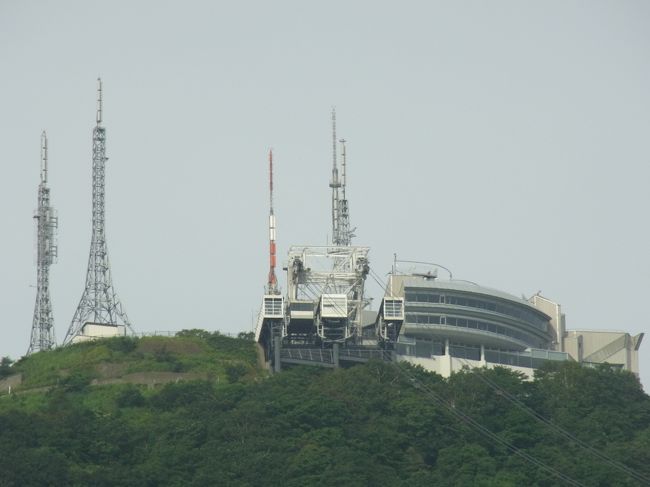 翌朝、ホテル函館山から展望台の位置を確認。<br /><br />扇状の建物（レストランとティーラウンジ）の左上にちょこんとあるのが展望台。<br /><br />見学中、角に設置された望遠鏡と柵のスペースに挟まってしまい、出るに出られない状態になりました（焦）。。。<br /><br />夜景は綺麗だったけど、かなり体力を消耗した見学となりました。