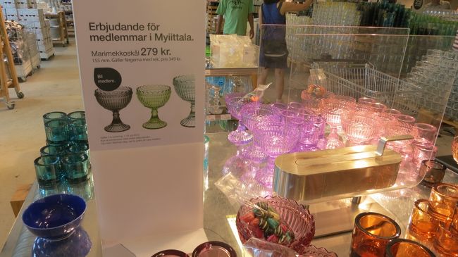 お値段は、日本で買うものの６割位かなというところです。<br />日本で3500円位のものが2000円位とかそんな感覚。<br /><br />グスタフスベリの方は柄が滲んでいたりするものもありましたけど、iittalaアウトレットはそんなに粗はないみたいでした。