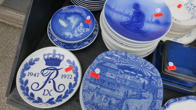 アンティークのお皿<br /><br />敷地内はアンティークショップもありました。