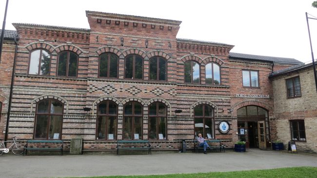 陶磁器博物館<br /><br />今回の旅行は、入場料がかかるところへの観光はあんまりしないつもりなので見学はしませんが（入場料を払わなくても見たいところがたくさんあるんです！）、トイレはいろんなアウトレットにもないらしく、ここ以外使えないみたいでした。