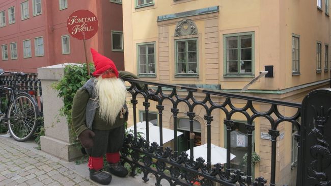 再びガムラスタン　17:30<br /><br />島の東側の通り辺りに小人さんがいました。