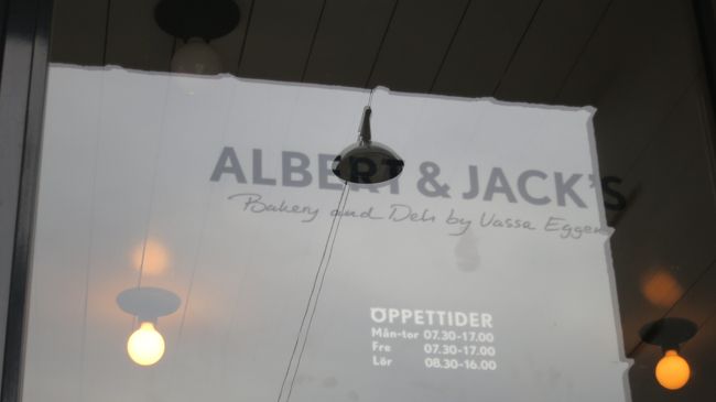 しかし、営業時間　7:30〜17:00<br /><br />パン屋の朝は早い。夜も早い。（TT)<br /><br />場所はこれまた素敵なレストランPontus! by the seaの向かい辺りです。こちらはお一人サマには近寄りがたい雰囲気でした。