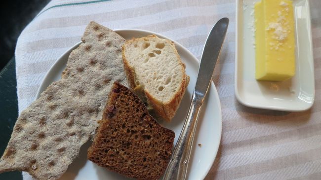 パン、食べ放題。<br /><br />せんべいパン（クネッケブロートと言いますが）、出ました。