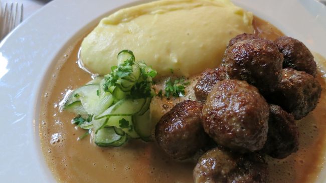 アラカルトで、スウェーデンと言えば〜、のミートボールにしました。<br /><br />マッシュポテト大好きですが、正直しょっぱい。<br />塩味が濃いんですよね。