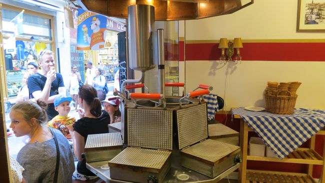 ワッフル焼きマシーン<br /><br />いい匂いに誘われますよ。今、焼いてないけど。