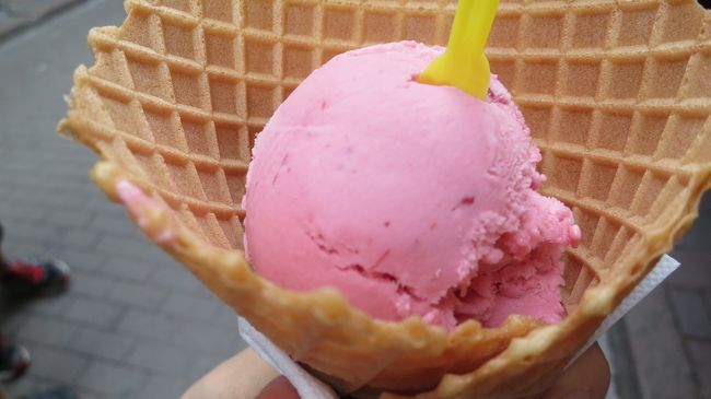 ラズベリーアイス　手焼きコーン　29SEK<br /><br />メニューがスウェーデン語でしか書いてないの（＞＜）<br />でも、金髪の売り子さんがだいたい説明してくれました。マジパン味とか味見してみたけど、選んだのはHallon（ラズベリー）味。<br />覚えた数少ないスウェーデン語です、Hallon（ハルーン）。<br /><br />アイスを食べて、21時頃就寝。子供並です。明日からお料理合宿です。