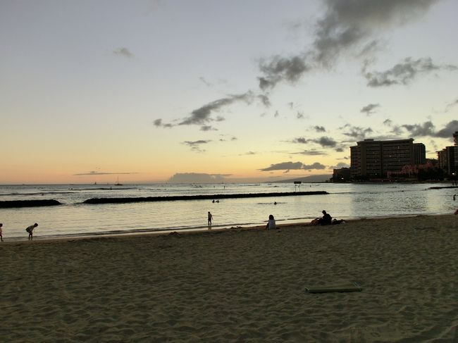 食事のあと、日暮れのビーチをのんびり散歩。<br /><br />みんな、陽が落ちるまでビーチで遊んでるんですねー。