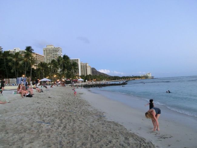 ダイヤモンドヘッドが少し見えました。<br /><br />ヒルトンの花火はシェラトンワイキキの陰になって、音だけが聞こえてきました。