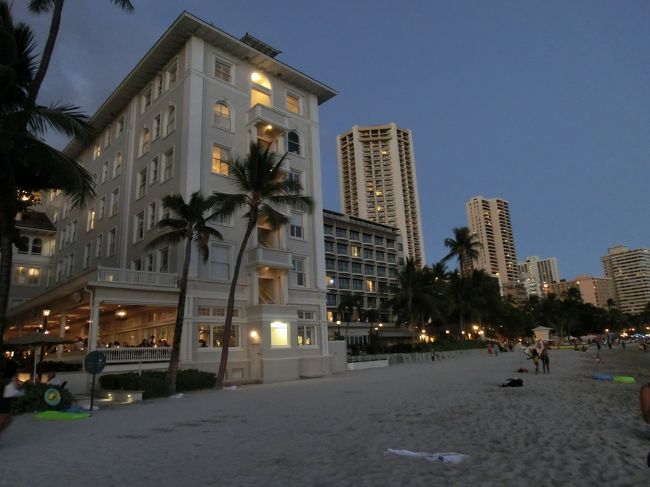 あこがれのモアナサーフライダーをビーチ側から。