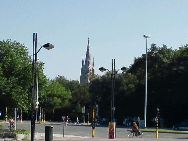 駅降りて、<br />あの建物を目指します。