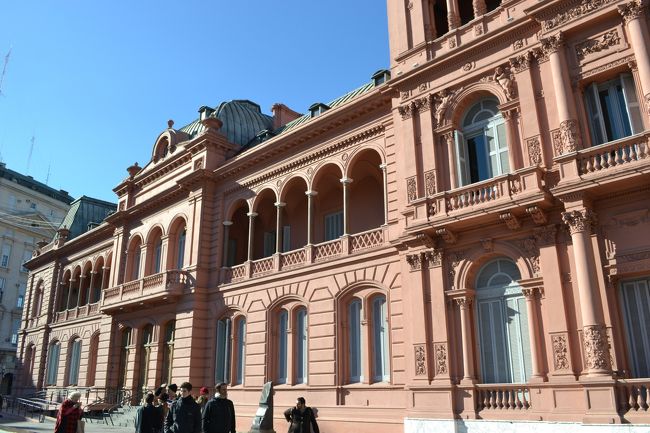 中央に写っているバルコニーが、エビ―タが演説をした場所。