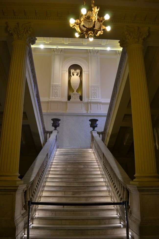 中に入ると、セキュリティチェックがあって、ガイドツアーのチケットを求めて（無料）また長蛇の列。やっとチケットもらえたと思ったら、なんと英語ガイドは1時間半後。しかもその間、外に出てはいけなくて、中で待たなくてはいけない。どうりで地べたに座り続けている人が何十人もいるんだ。この人たちはずっとガイドツアーを待ち続けている人たちだったんだね。<br /><br />でも、中にいても何も見るものないし、こんな無駄な時間は過ごせない。あきらめて外に出た。まだすごい行列。これはもう入れないな。完全あきらめた。<br /><br />明日のコルドバまでのバスの切符を買いに行こう。