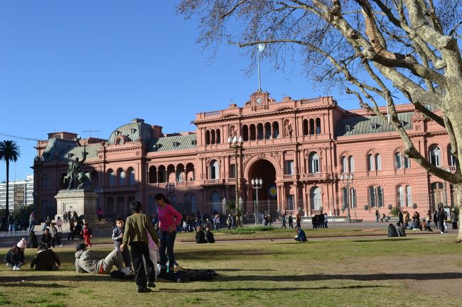 結構時間を食ってしまった。<br />急いでまたタクシーに乗ってカサ・ロサーダヘ。ここは大統領府、エビータが演説をしたところでも有名。ここは土日しか中を見学できないので運が良かったと思っていたら、すごい行列。中にはいるのにも何十分待ちだった。